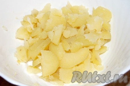 Картофель отварить в мундире, охладить, очистить, нарезать небольшими кубиками.