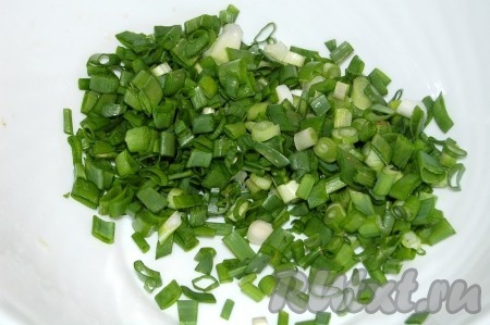 Нарезать зеленый лук.