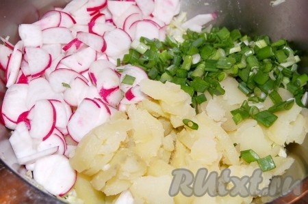 Смешать все нарезанные овощи в одной миске.