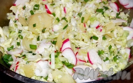 Смешать все нарезанные овощи в одной миске.