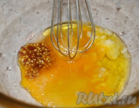 Для приготовления заправки салата из капусты и картошки смешать горчицу, яичный желток, уксус, мёд, измельченный чеснок, оливковое масло, соль, перец и взбить венчиком.
