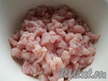 Сначала куриное филе советую промыть и обсушить бумажным полотенцем, затем нарезать на небольшие кусочки и выложить в миску.