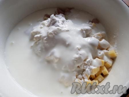 Далее влить кефир.