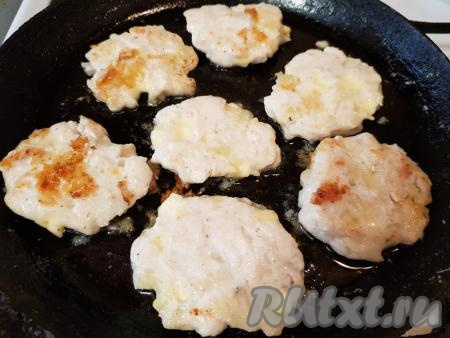 Жарить рубленные куриные котлеты с сыром на среднем огне до румяности с одной стороны, затем перевернуть и обжарить вторую сторону до румяности (в общей сложности котлетки жарятся на сковороде 10-15 минут).