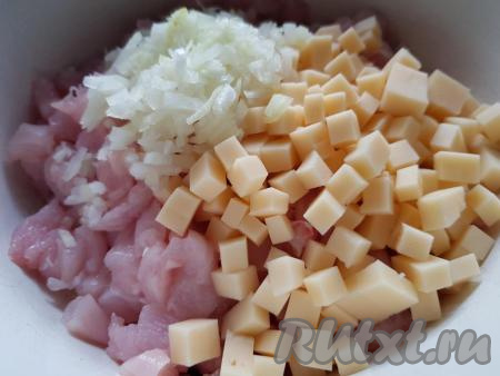 К нарезанному куриному филе добавить сыр и лук.