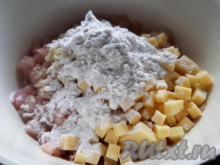 Затем посолить и поперчить по вкусу, добавить крахмал.