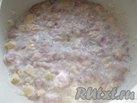 Через 2-3 часа достать из холодильника рубленный фарш (по консистенции масса будет плотной).