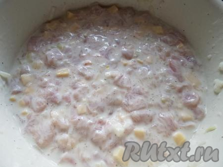 Перемешать все ингредиенты до однородности и поставить рубленный фарш в холодильник на 2-3 часа (иногда делаю вечером и оставляю массу в холодильнике до утра, куриное мясо пропитывается кефиром и котлеты получаются ещё нежнее).