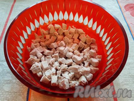 Выложить первым слоем в салатницу (у меня салатница диаметром 17 см) курицу.