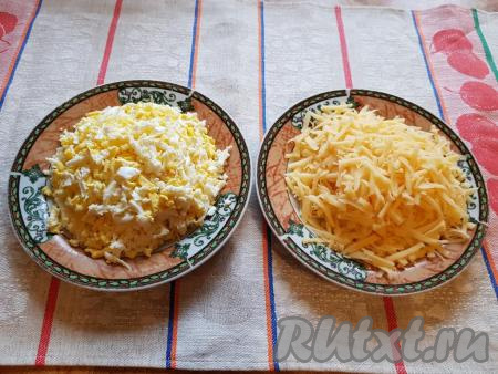 Натереть на крупной тёрке яйца и твёрдый сыр.