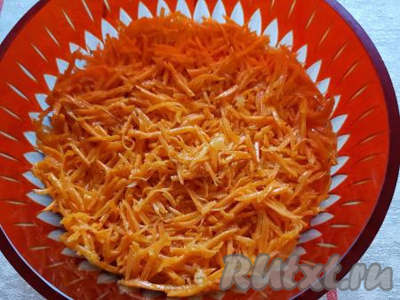 Следующим слоем выложить корейскую морковь (если морковка очень длинная - нарежьте её на части).