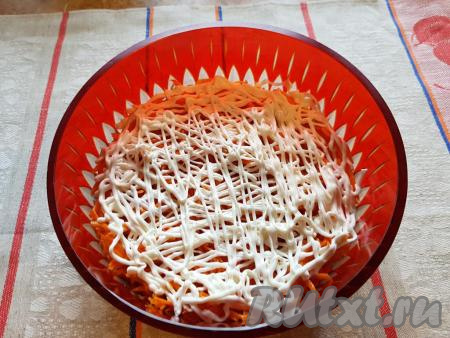 Смазать слой из корейской моркови майонезом (порой майонез сложно размазывать, поэтому я в пачке с майонезом надрезаю уголок и делаю сеточку из майонеза).