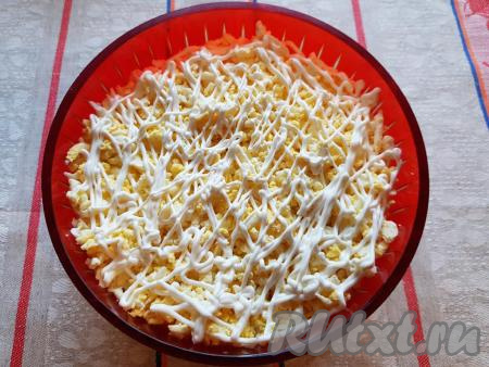 Слой из яиц тоже смазать майонезом.