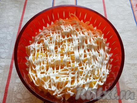 Затем выложить нарезанный апельсин и смазать майонезом этот слой.