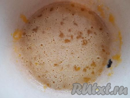 Взбить яйцо, сахар, соль миксером в течение минуты.