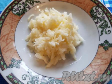 Очистить от кожуры яблоко и натереть на крупной тёрке.