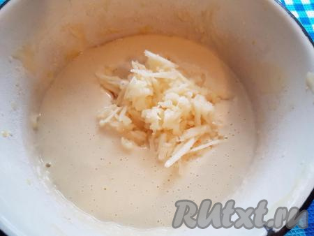 В тесто добавить натёртое яблоко.