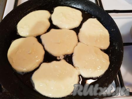 В сковороду налить подсолнечное масло, нагреть сковороду, затем выложить тесто ложкой, формируя оладьи. На каждый оладушек нужно чуть больше, чем по 1 столовой ложке теста.