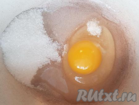 В миску вбить яйцо, всыпать сахар и соль.