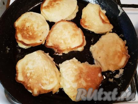 Жарить оладьи с двух сторон на среднем огне до золотистого цвета. У меня выходит около 12 оладушек с яблоками.