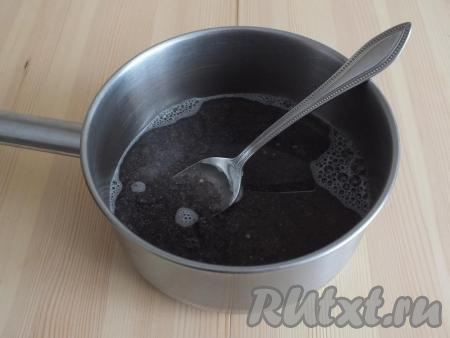 Залейте содержимое ковшика стаканом воды. Обратите внимание на то, чтобы мак был полностью покрыт жидкостью. Поставьте ковшик на огонь. Доведите маковую начинку до кипения и убавьте огонь до минимального. Уваривайте, периодически помешивая. Обычно на варку уходит 25-30 минут.