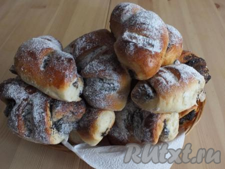Рогалики с маком из дрожжевого теста готовы к подаче.