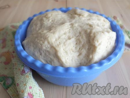 По истечении двух часов тесто заметно увеличится в объеме. Сделайте обминку на рабочем столе.