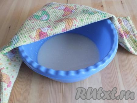 Накройте полотенцем и оставьте на 15 минут для активации дрожжей. За это время дрожжи "оживут", на поверхности появятся характерные пузырьки.