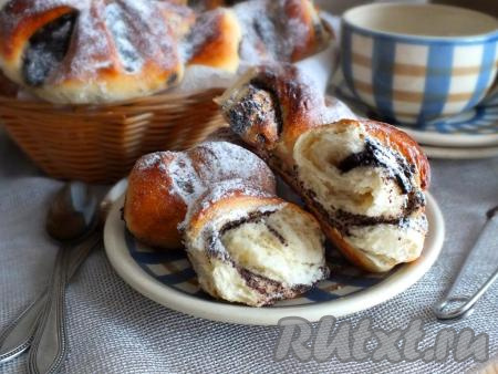 Нежные, ароматные, в меру сладкие дрожжевые рогалики с маком непременно станут украшением вашего семейного чаепития!