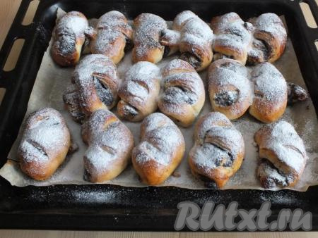 Не снимая с противня, рогалики посыпьте сахарной пудрой и снимите с противня слегка тёплыми.