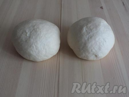 Разделите тесто на две равные части.