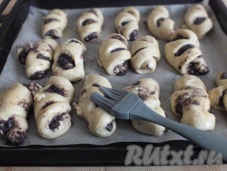 Проделайте подобный процесс с остальным тестом и маковой начинкой. Подготовленные дрожжевые&nbsp; рогалики переложите на противень, застеленный бумагой (или смазанный маслом). Оставьте на 10 минут для расстойки. После смажьте&nbsp;рогалики взбитым яйцом при помощи кулинарной кисти и поставьте выпекаться в разогретую&nbsp;до 180 градусов духовку на 25 минут.