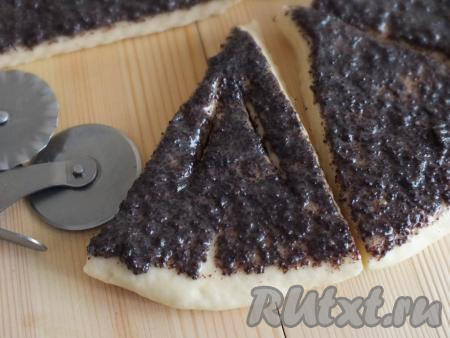 В каждом треугольнике сделайте два разреза, со стороны острого угла (как на фото).