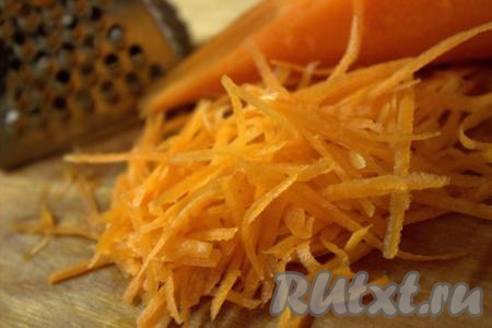 Вымыть и очистить морковь, а затем натереть на тёрке среднего размера.