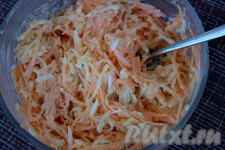 Тщательно перемешать салат и, по желанию, посолить (я не добавляла соль, мне хватило её в сыре).