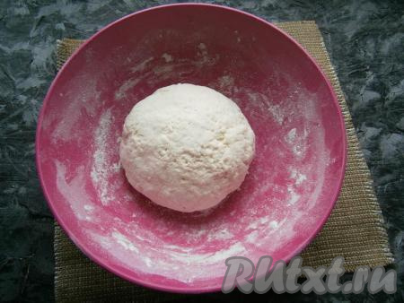 Замесить мягкое, очень нежное, но плотное тесто. Прикрыть его&nbsp;плёнкой и оставить при комнатной температуре на 30-40 минут.