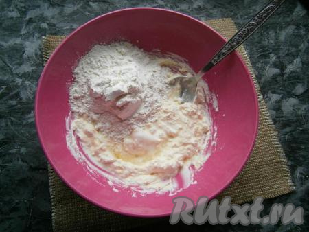 Влить 2 столовые ложки растительного масла, тщательно перемешать (растереть) ложкой, добавить соду, погашенную лимонным соком,  и всыпать муку.