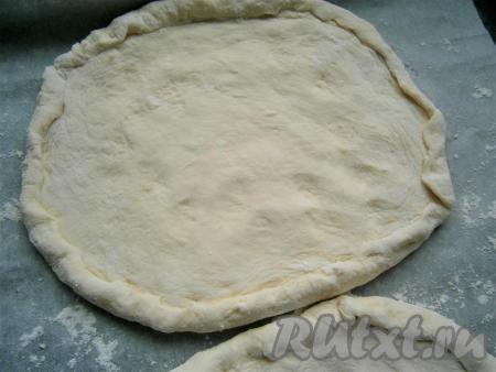 Далее из творожного бездрожжевого теста можно готовить пиццу. Такой порции хватит на 2-3 пиццы.