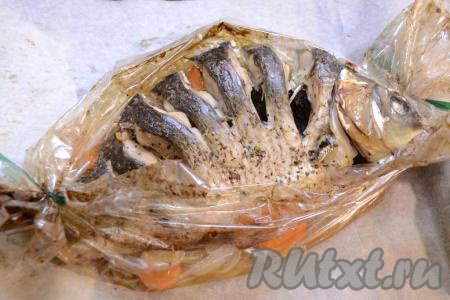 На поверхности рукава сделать несколько проколов (например, с помощью зубочистки) для выхода пара. Рукав для запекания с карпом поместить в форму (или на противень) и отправить минут на 20 в духовку, предварительно разогретую до 180-190 градусов. После этого&nbsp;рукав разрезать и дать карпу зарумяниться в духовке ещё в течение 15-20 минут при той же температуре (я готовила рыбу для человека на диете, поэтому пакет разрезала позже и слишком не зарумянивала карпика).