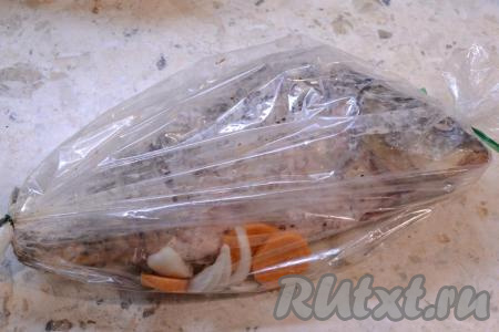 Аккуратно&nbsp;расположить рыбу поверх овощей в рукаве для запекания. Тщательно завязать рукав с двух сторон.