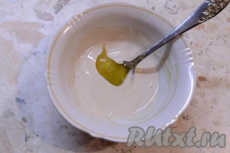 К смеси соевого соуса и сметаны добавить мёд (если он засахаренный, то предварительно мёд нужно растопить), тщательно перемешать, чтобы мёд растворился.