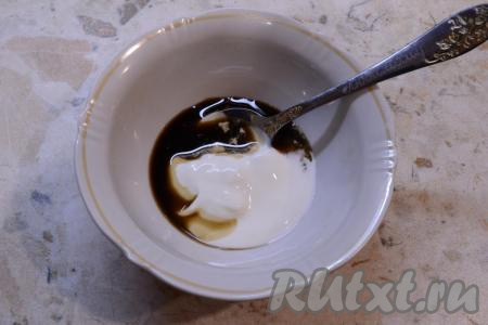 К сметане добавить соевый соус, перемешать до однородности.