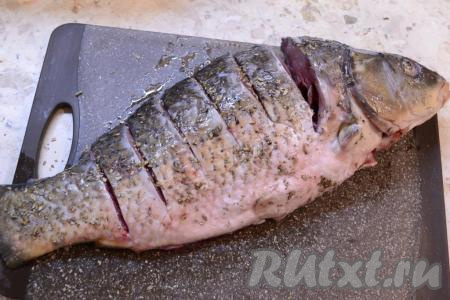 Натереть рыбку снаружи&nbsp;и внутри солью и специями (или травами) для рыбы.