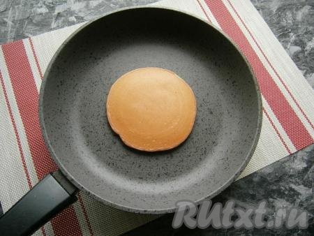 После чего панкейк нужно перевернуть и жарить ещё секунд 30-40.