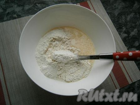 Взбить хорошенько венчиком. Далее всыпать просеянную муку и добавить соду, погашенную лимонным соком.