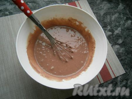 Получится однородное тесто, которое будет достаточно жидким, льющимся с ложки.