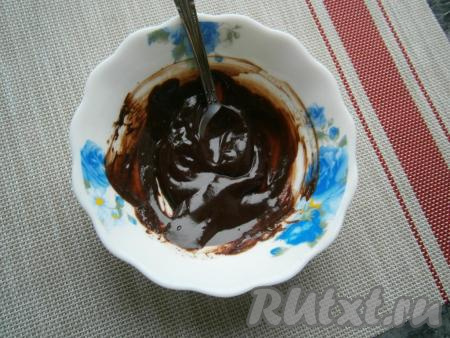 Влить к поломанному шоколаду сливки и на водяной бане растопить шоколад. Тщательно перемешать, чтобы получилась однородная глазурь.