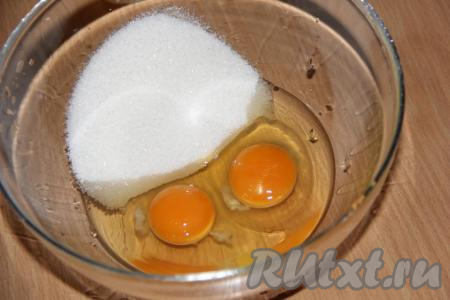Соединить яйца и сахар.