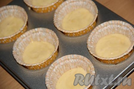 Тесто разложить по формочкам (я в каждую формочку предварительно вложила бумажный вкладыш), заполняя их на 1/2 объёма. 