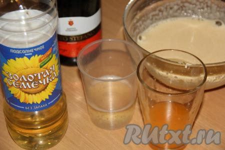 Из мандаринов выдавить сок.&nbsp; Для приготовления кексов нам понадобится 70 мл свежевыжатого мандаринового сока.